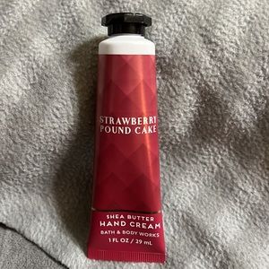 NWT Bath & Body STRAWBERRY POUND CAKE Hand Cream